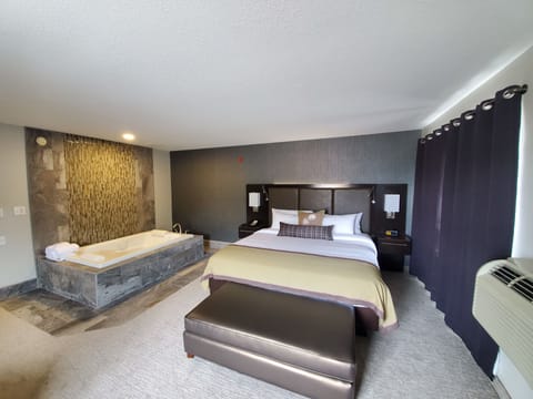 Luxury Suite, 1 King Bed, Non Smoking, Hot Tub | Desk, iron/ironing board, free cribs/infant beds, rollaway beds