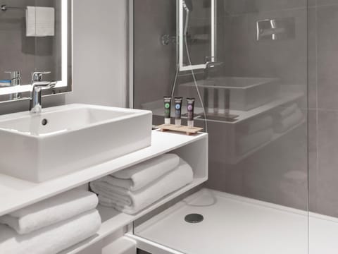 Premium bedding, in-room safe, desk, blackout drapes