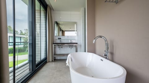 Villa (Watervilla Meerzicht 8) | Bathroom