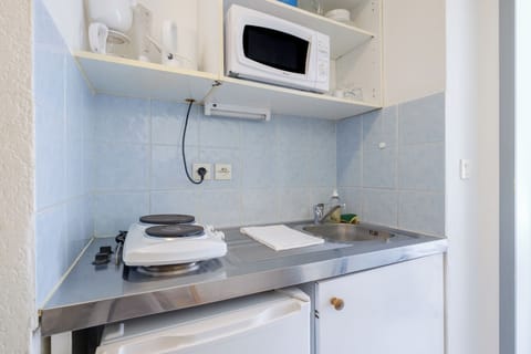 Studio | Private kitchenette | Fridge, microwave, stovetop, cookware/dishes/utensils