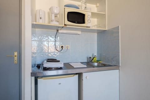 Studio | Private kitchen | Fridge, microwave, stovetop, cookware/dishes/utensils