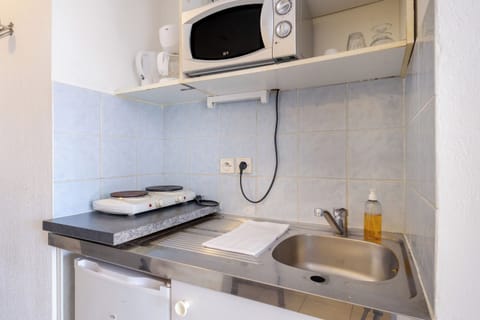 Superior Studio | Private kitchenette | Fridge, microwave, stovetop, cookware/dishes/utensils