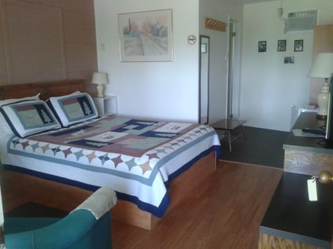 Standard Room, 2 Double Beds | Iron/ironing board, free WiFi, bed sheets