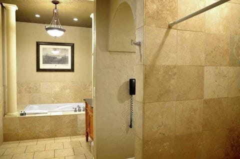 Whirlpool King | Bathroom | Free toiletries, hair dryer, towels