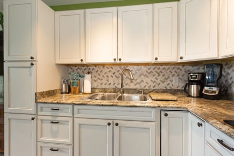 Premier Studio Suite, Oceanfront | Private kitchen | Microwave, coffee/tea maker, toaster, cookware/dishes/utensils