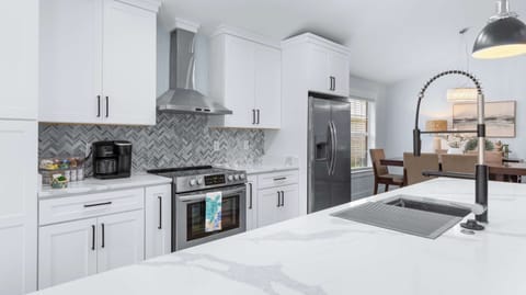 Chefs in your group will love the abundant counter space and modern kitchen appliances!