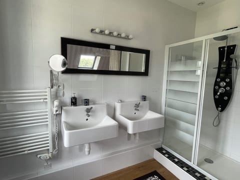 Classic Triple Room | Bathroom | Shower, soap, shampoo, toilet paper