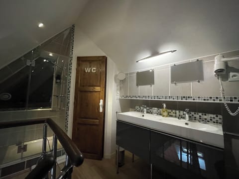 Classic Triple Room | Bathroom | Shower, soap, shampoo, toilet paper