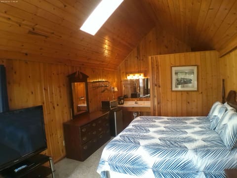 Cottage #6, Motel Cottage, King Bed, Microwave & Mini Fridge | Premium bedding, down comforters, free WiFi, bed sheets