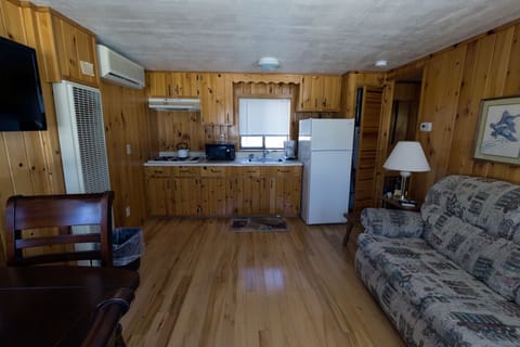 Cottage #5, 2 bedrooms, Full kitchen | Living area | Flat-screen TV