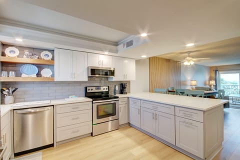 Condo, 2 Bedrooms | Private kitchen | Fridge, oven, coffee/tea maker, toaster