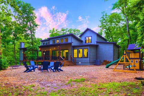 Starlit Streams – Spacious luxury cabin in Broken Bow with hot tub, firepit & space for 16 guests!