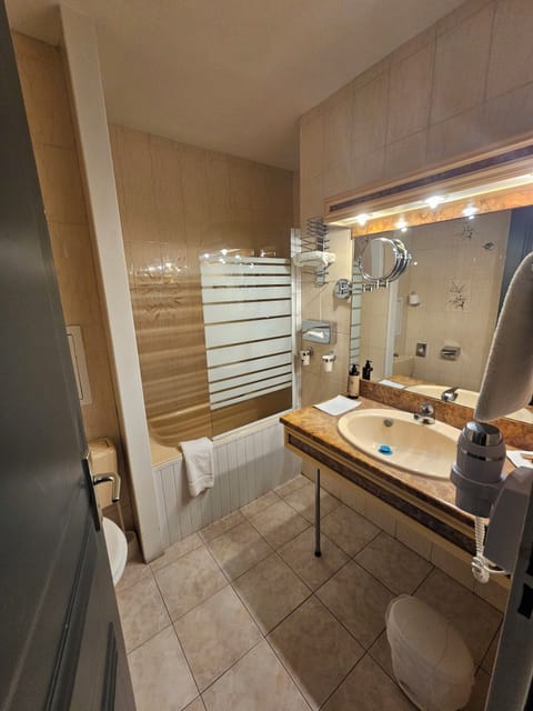 Quadruple Room | Bathroom | Shower, hair dryer, towels