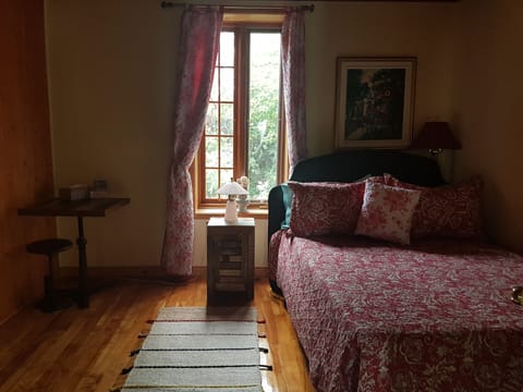 Deluxe Room, 1 Queen Bed, Shared Bathroom, Garden View | Free WiFi