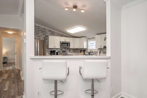 Sip morning coffee or grab a bite at the kitchen counter, with space for 2