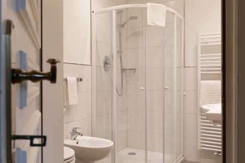Classic Single Room | Bathroom | Shower, free toiletries, hair dryer, bathrobes