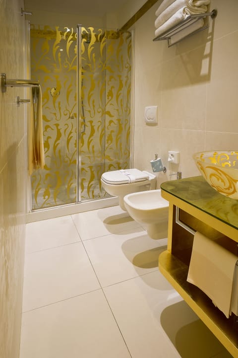 Superior Double Room | Bathroom | Combined shower/tub, free toiletries, hair dryer, bathrobes