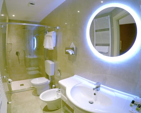 Economy Room | Bathroom | Shower, rainfall showerhead, free toiletries, hair dryer