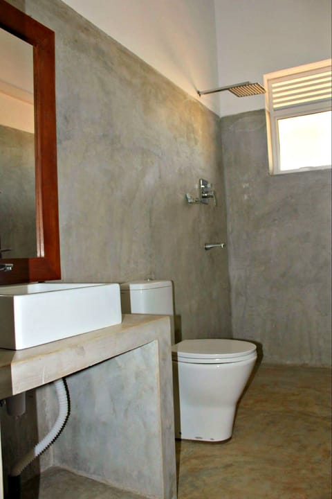 Deluxe Double Room, 1 King Bed, Lake View, Lakeside | Bathroom | Shower, rainfall showerhead, free toiletries, hair dryer