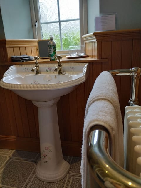 Comfort Double Room, 1 Bedroom, Garden View (Willow) | Bathroom