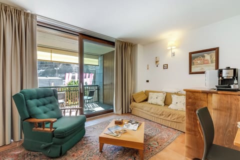 Family Apartment, 1 Bedroom (The Theo's Nest) | Living area | 21-inch flat-screen TV with cable channels