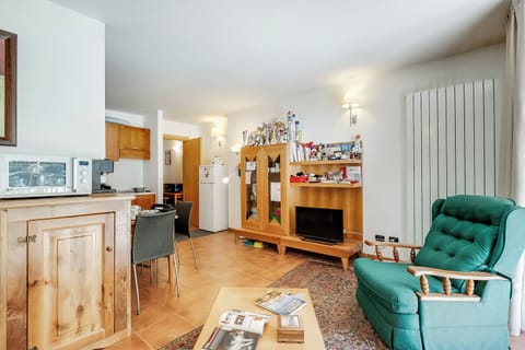 Family Apartment, 1 Bedroom (The Theo's Nest) | Living area | 21-inch flat-screen TV with cable channels