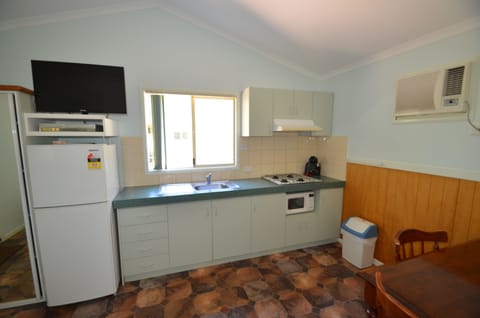 Studio Chalet Ensuite | Private kitchen | Full-size fridge, microwave, coffee/tea maker, electric kettle