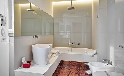 Executive Room | Bathroom | Free toiletries, hair dryer, slippers, bidet