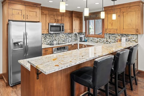 Kitchen Bar seating for 3 people