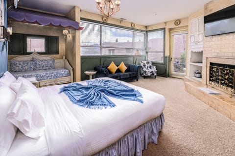 Villa, 1 King Bed, Balcony | Premium bedding, in-room safe, individually decorated