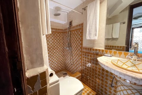 Economy Single Room, 1 Double Bed | Bathroom | Shower, rainfall showerhead, hair dryer, towels