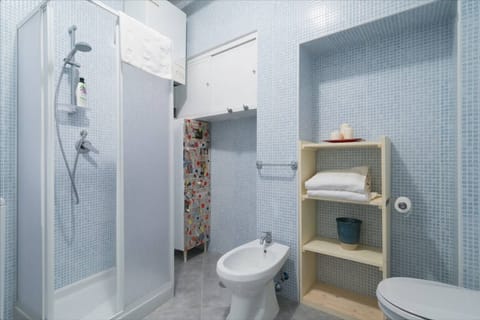 Classic Room | Bathroom | Shower, rainfall showerhead, free toiletries, hair dryer