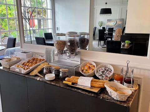 Daily continental breakfast (EUR 15 per person)