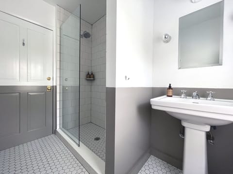 Standard Room, 1 Queen Bed | Bathroom | Shower, rainfall showerhead, designer toiletries, hair dryer