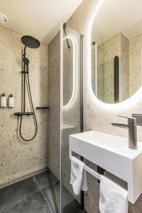 Comfort Double Room | Bathroom | Shower, hair dryer, towels, soap