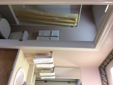 Standard Room, 1 King Bed, Smoking | Bathroom | Combined shower/tub, free toiletries