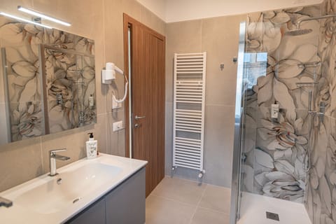 Triple Room, City View | Bathroom | Shower, free toiletries, hair dryer, towels