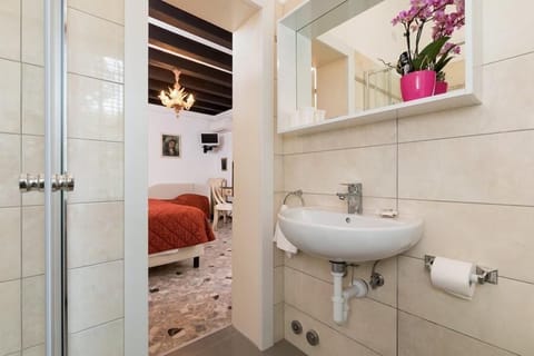 Triple Room | Bathroom | Free toiletries, hair dryer, bidet, towels