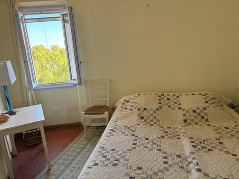 second bedroom, this bed can split to make 2 twins. beautiful view 