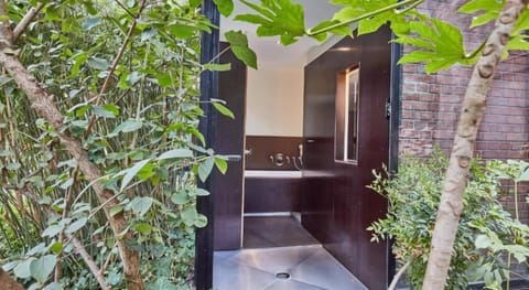 Deluxe Room, Garden View | Bathroom