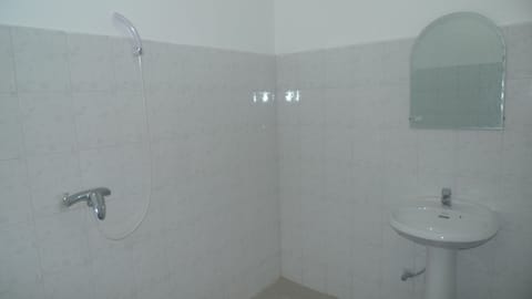 Double Room | Bathroom | Shower, free toiletries, towels