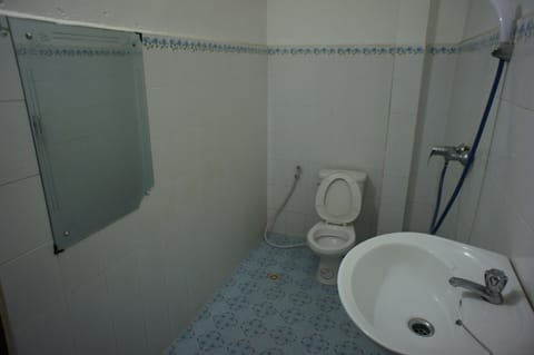 Triple Room | Bathroom | Shower, free toiletries, towels