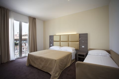 Classic Room, Balcony | In-room safe, desk, soundproofing, free WiFi