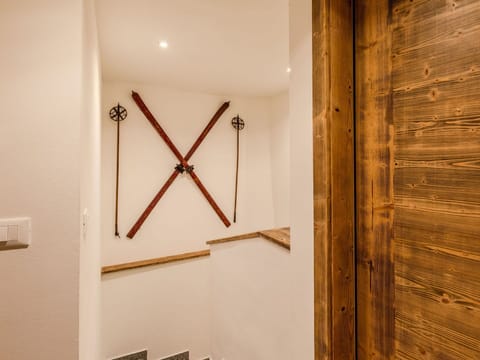 Wood, Flooring, Wood Flooring, Hardwood, Floor, Wood Stain, Ceiling, Plank, Plywood, Varnish