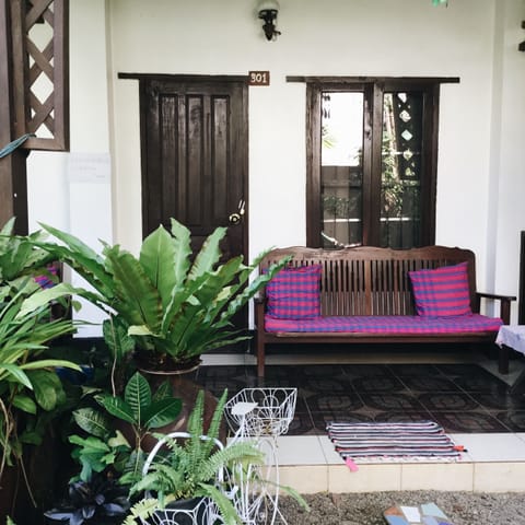 Standard Double Room, Garden View (Air Conditioning) | Lobby sitting area