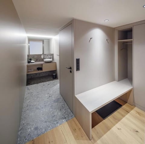 Deluxe Studio Suite | Bathroom | Shower, hair dryer, towels, soap