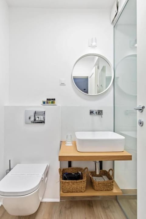 Classic Double Room | Bathroom | Shower, hair dryer, towels, shampoo