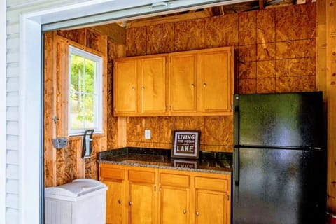 Dockside Snacks, Anytime – With a fridge and counter just steps from the water, this spot keeps the good times flowing.