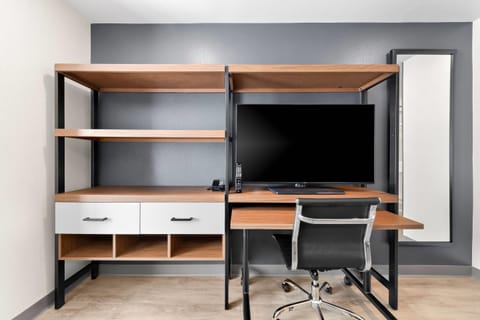 Suite, 1 King Bed, Non Smoking | Free WiFi, bed sheets