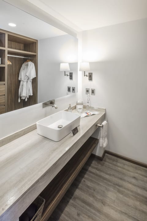 Junior Suite, 1 King Bed, City View | Bathroom | Shower, free toiletries, hair dryer, bathrobes